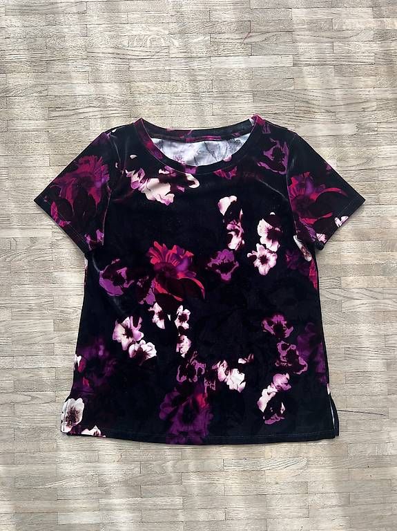 T-shirt: Samt Shirt mit Blumen – Usato da kriens venduto da inf_9fnc