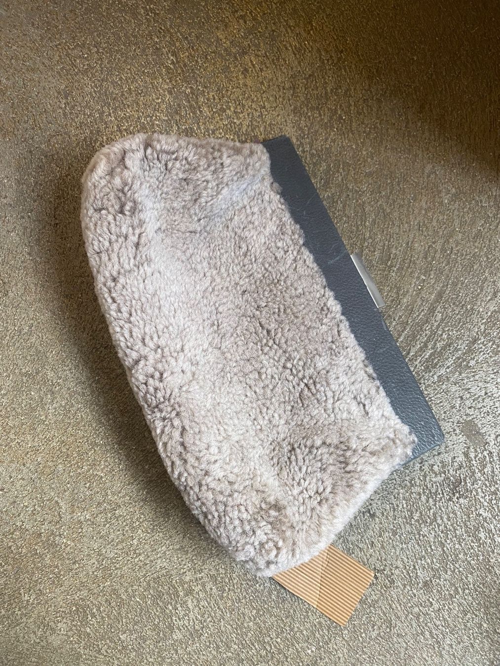 Ugg Borse da donna: Sac porté à la main UGG – Nuovo e nell'imballaggio originale da Orbe venduto da D-stockFactory-Orbe