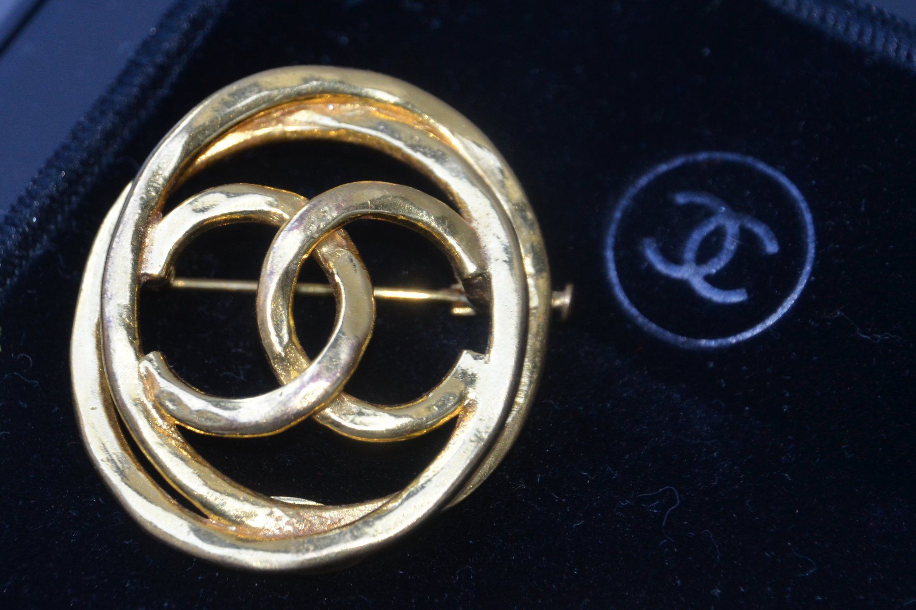Chanel Spille & Fermagli: CHANEL Brosche / broche – Usato da Collonges venduto da Auganien