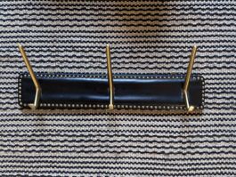 Garderobe Vintage Schwarz Leder mit 3 Haken Messing Metall