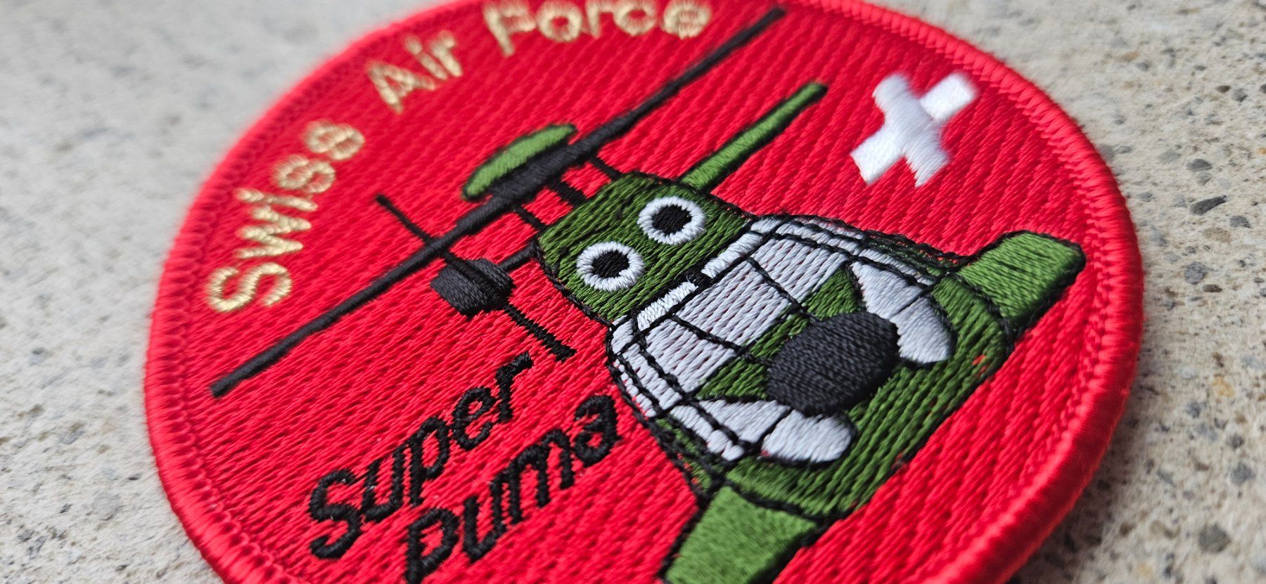 Schweizer Armee Placchette & Badge: *** Badge Superpuma Schweizer Luftwaffe  *** – Nuovo e nell'imballaggio originale da Riedholz venduto da fr_sIruP 1