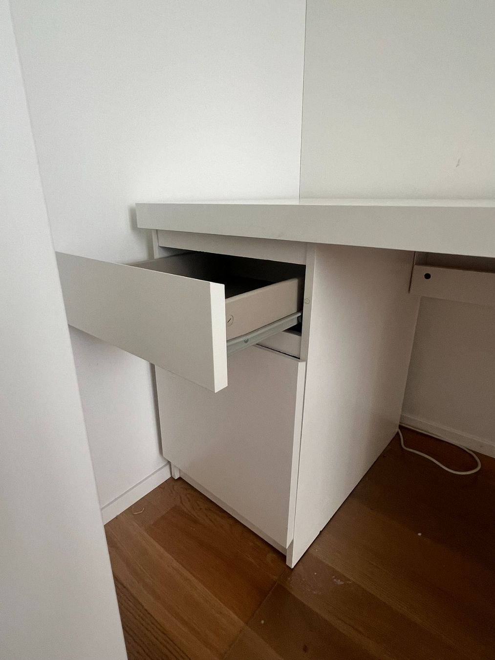 Ikea Scrivanie: Malm Pult inkl. Korpus mit Schubladen – Usato da Jona venduto da Aladdin1 1