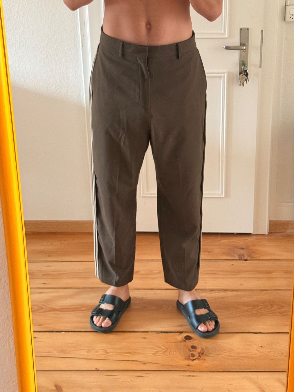 Pantaloni: Braune Stoffhose mit Seitenstreifen – Usato da Zürich venduto da Basilou98 3