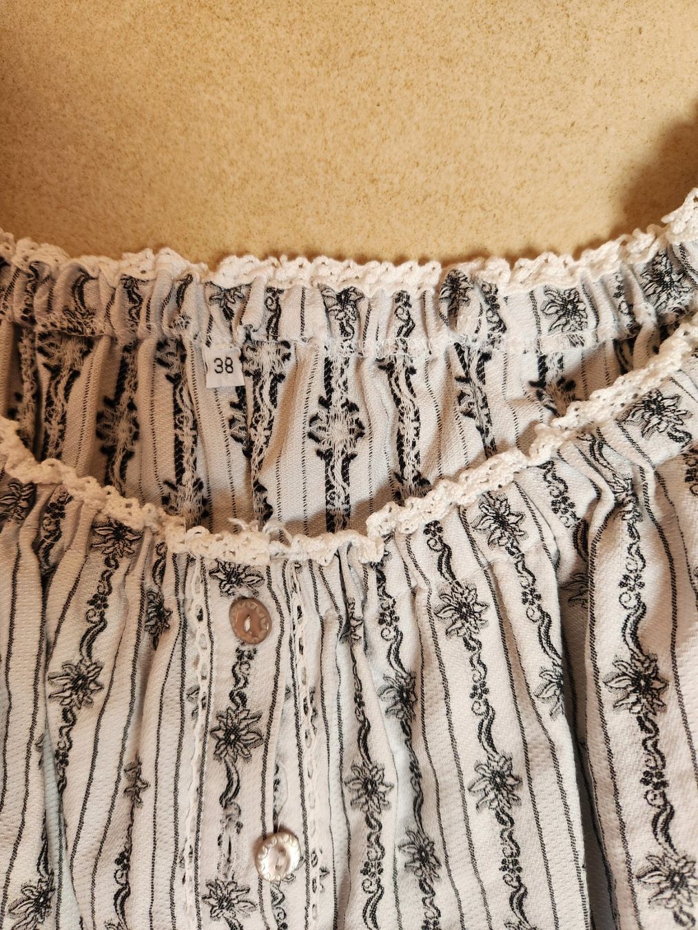 Camicette: Edelweissbluse von Jenni mit Pufffärmel  Hellgrau Neu Gr.38 – Nuovo e nell'imballaggio originale da Gstaad venduto da Meiel2020 2