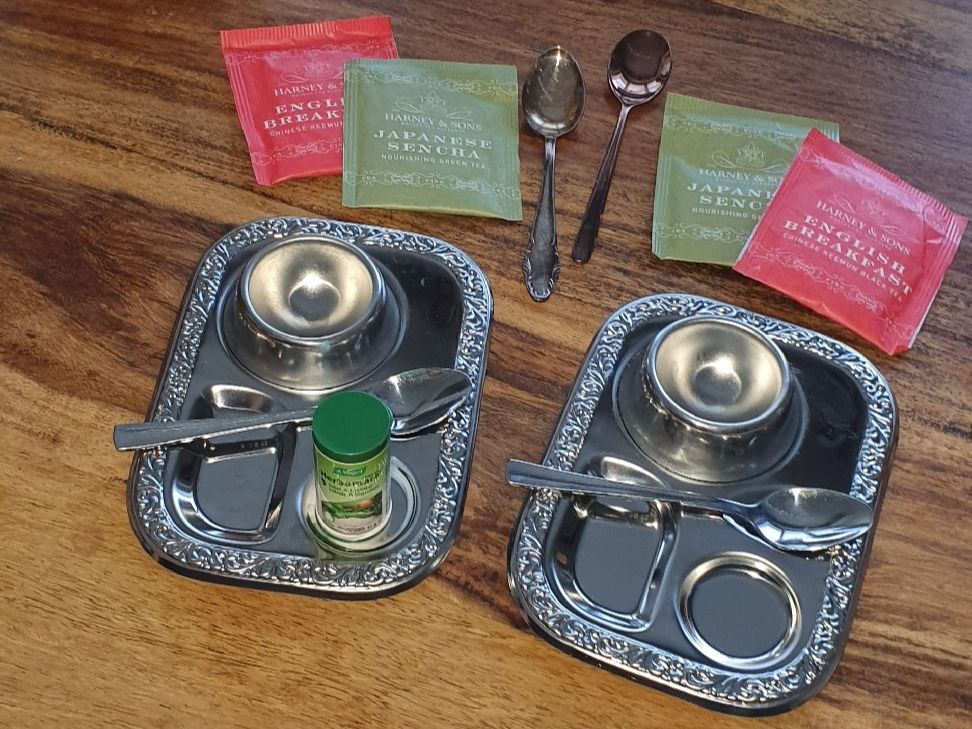 Geschirrsets: Eierbecher mit Löffeln und Tablett, breakfast evergreen, oef – Gebraucht aus Zollikerberg von Nice_Name