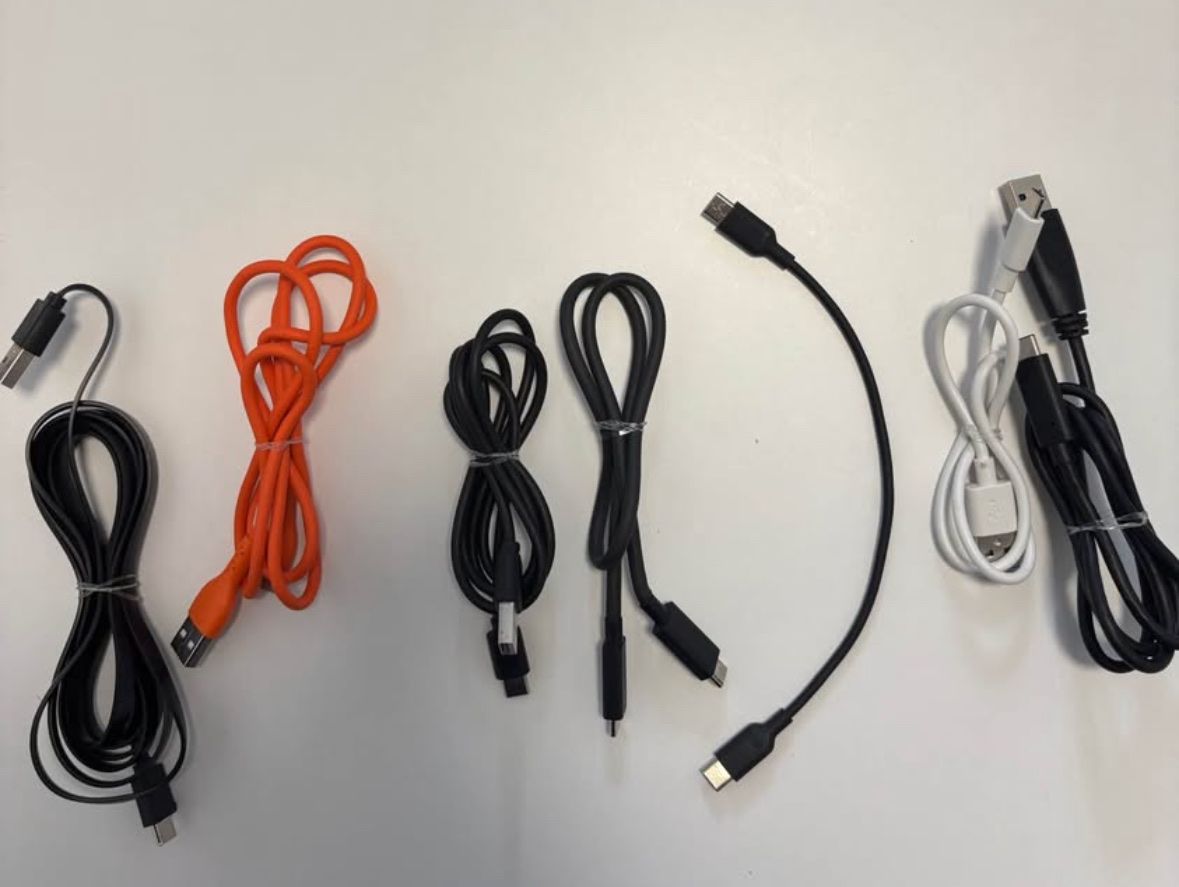 Cavi: Différents câbles, chargeurs, ipod, prise jack, 5.- la pièce – Usato da La Chaux-de-Fonds venduto da DANIELA19961996 1