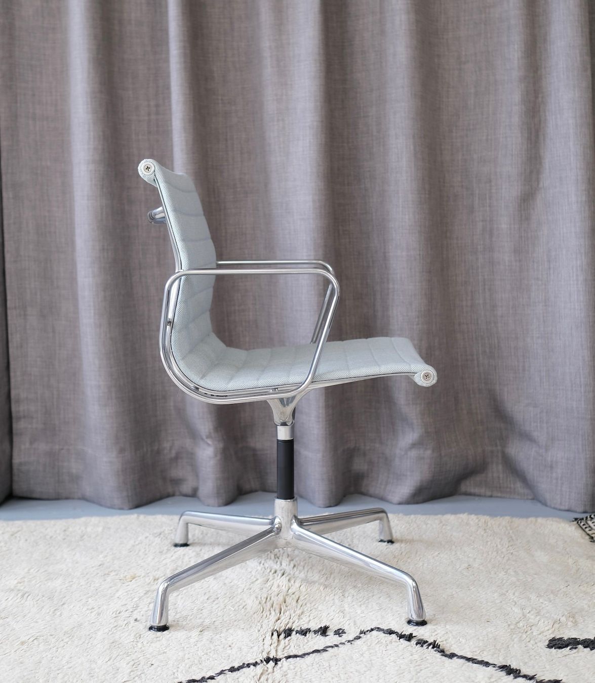 Vitra Sedie: Vitra EA 104 Aluminium chair Eames – Usato da Bern venduto da Zmodern_CON 5