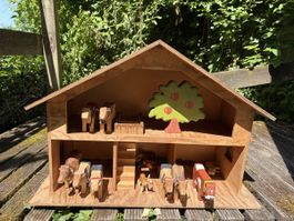 Hübsches Bauernhof-Spielhaus aus Holz mit vielen Tieren