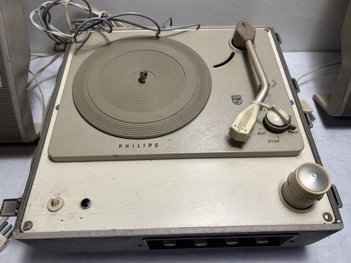 Philips Plattenspieler: Tourne-disque valise Philips vintage défectueux  – Defekt aus Geneve von  2