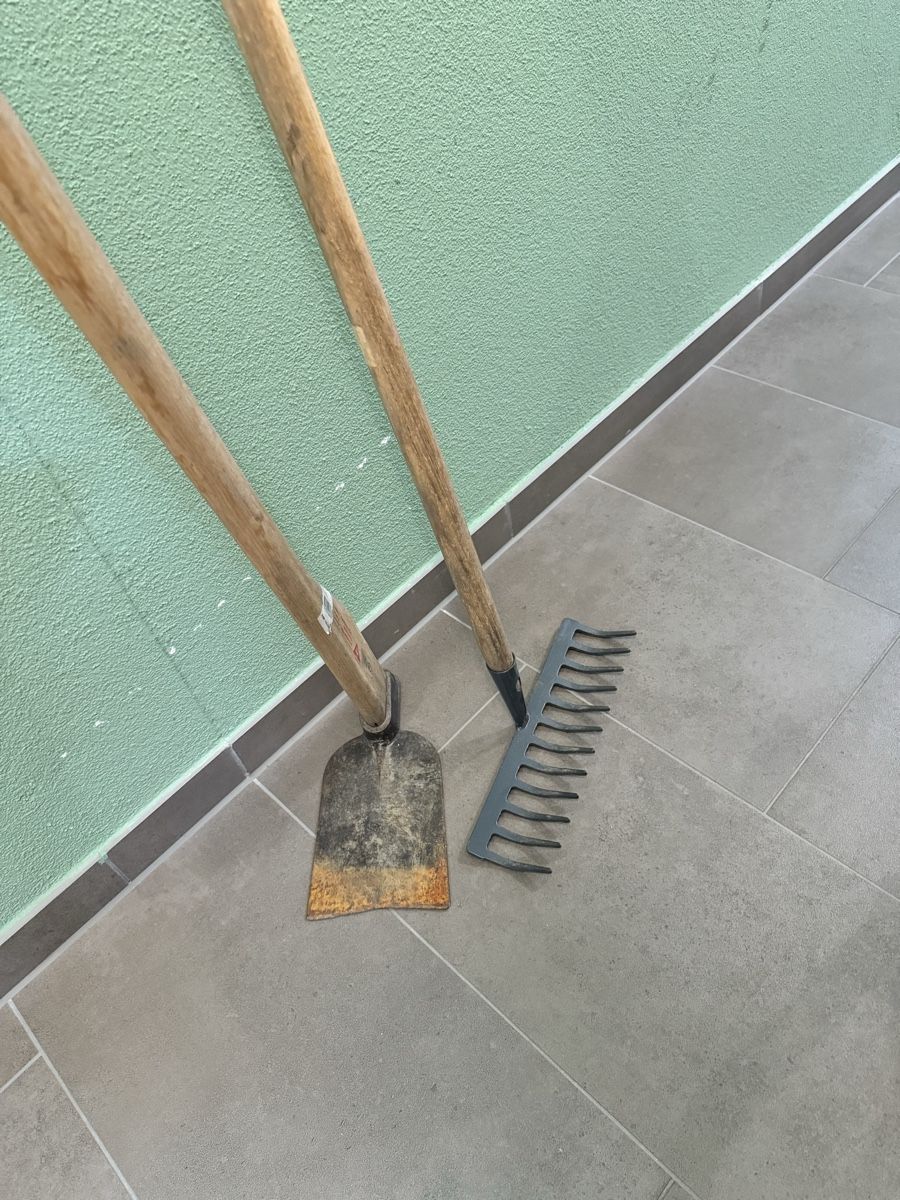 Alle Werkzeuge: Garden Tools Set: Hoe and Rake Used Condition – Gebraucht aus Otelfingen von ven_n5ms