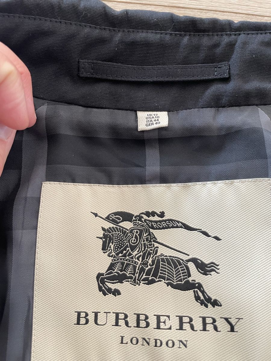 Burberry Giacche: Schwarzer Burberry Trenchcoat, Modell Mottram – Usato da Bülach venduto da Simka83 6