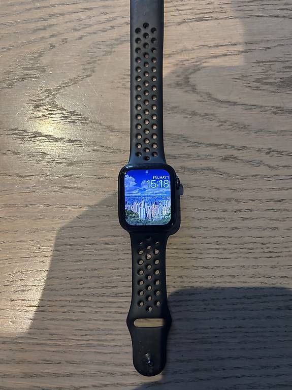Smartwatch: Apple Watch SE (2e génération, GPS) – Usato da Lausanne venduto da vin_nnz2