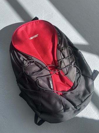 Zaino Hi-Tec rosso e nero - Ideale per le tue escursioni