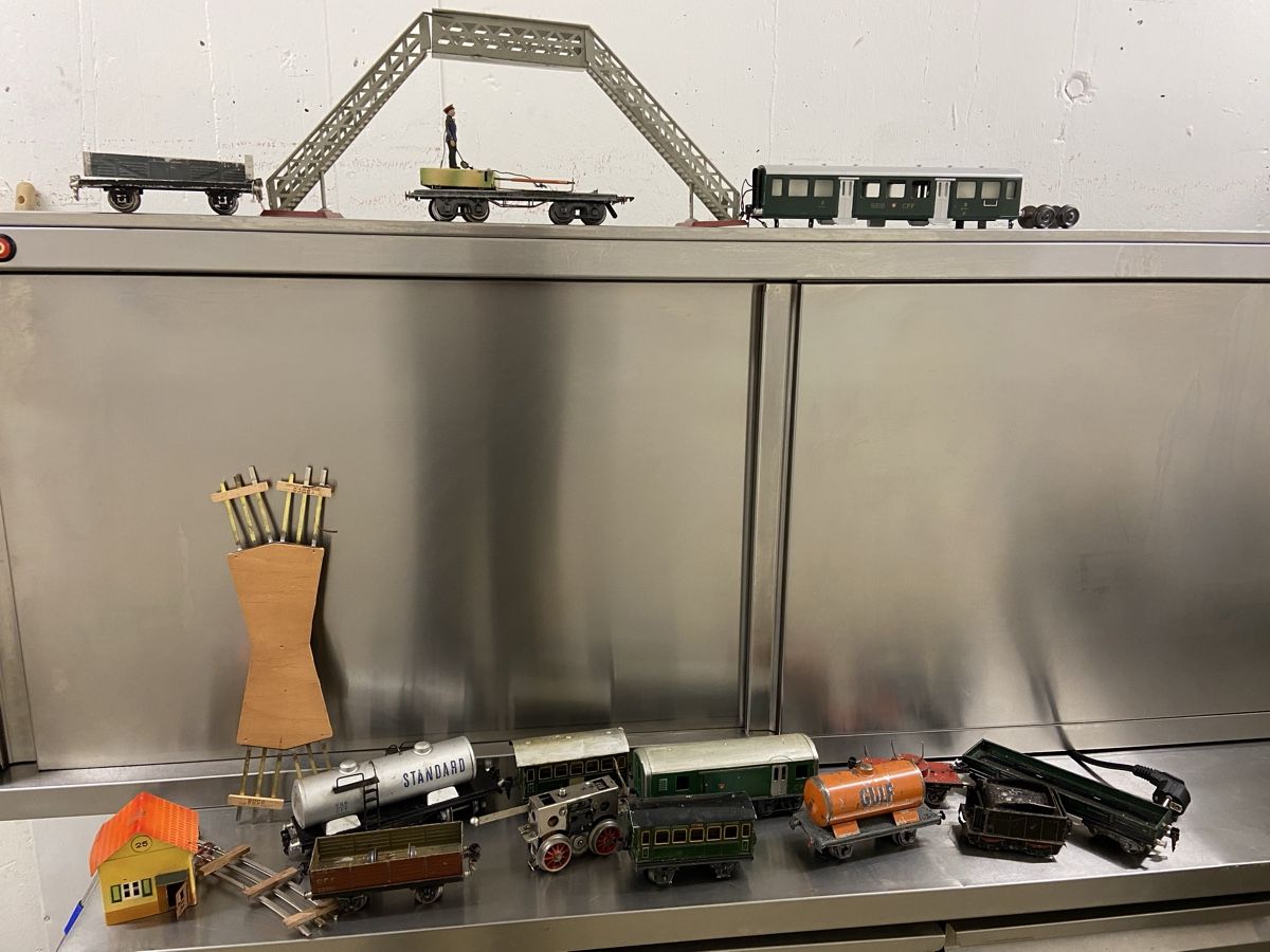Märklin Modelleisenbahnen: Antike Märklin Blech Eisenbahn Sammlung, Spur 0 – Gebraucht aus Dietikon von brocki-eyra