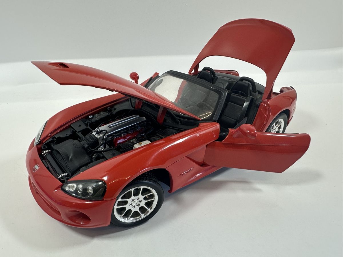 Welly Modellini d'auto: Dodge Viper SRT-10 1:18, rot/orange, WELLY – Usato da Zofingen venduto da rf9_x2xt 7