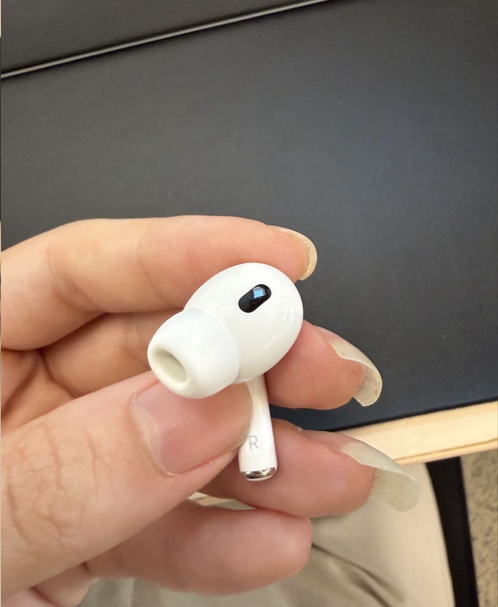Apple Cuffie: Apple AirPods Pro 2. Generation Ladecase mit Ohrstöpsel – Usato da Hüttwilen venduto da sar_8gj7 5