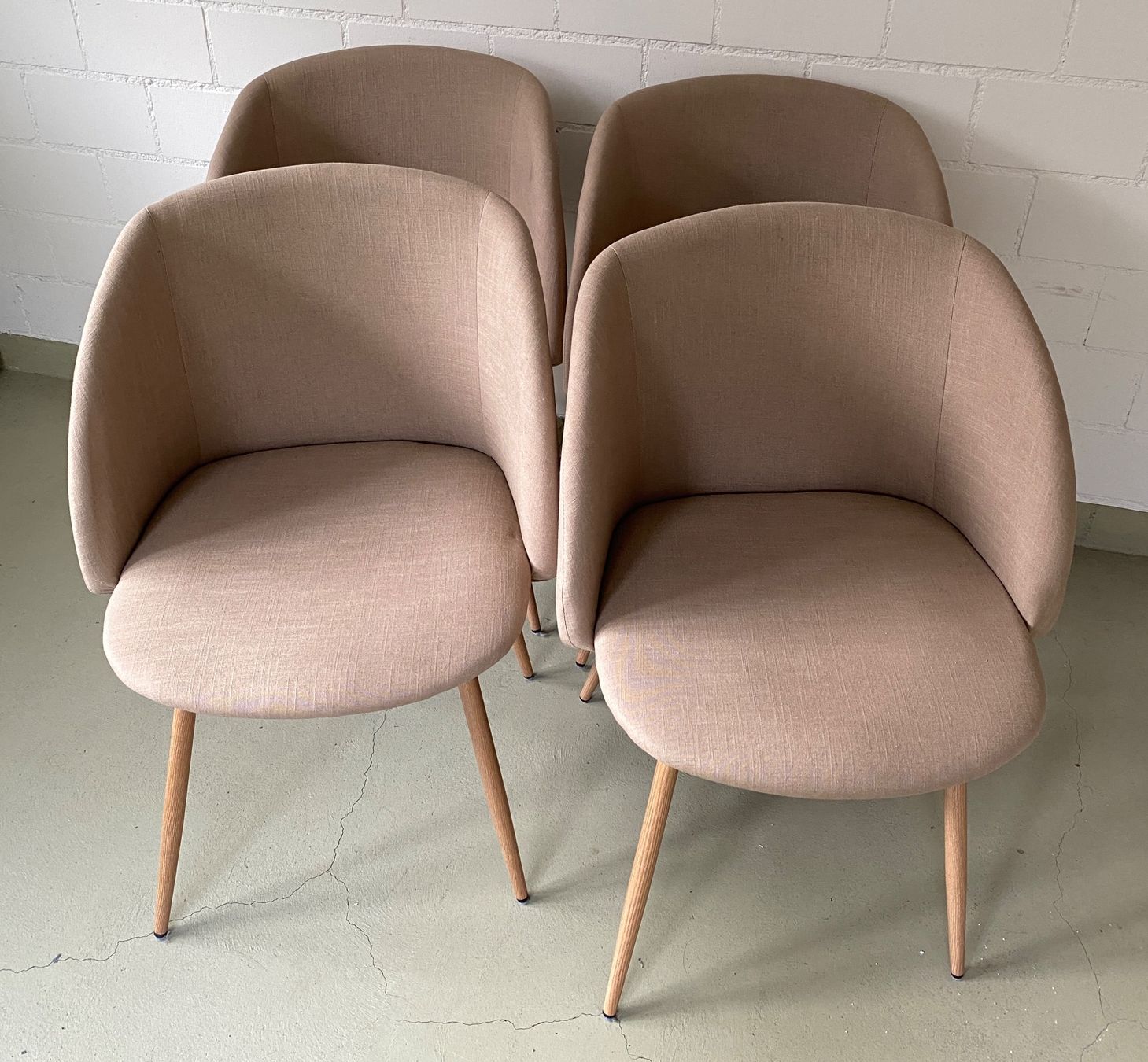 Sedie: 4 Stühle Sostrene Grene in dunklem Beige – Usato da Pfäfers venduto da simisimi