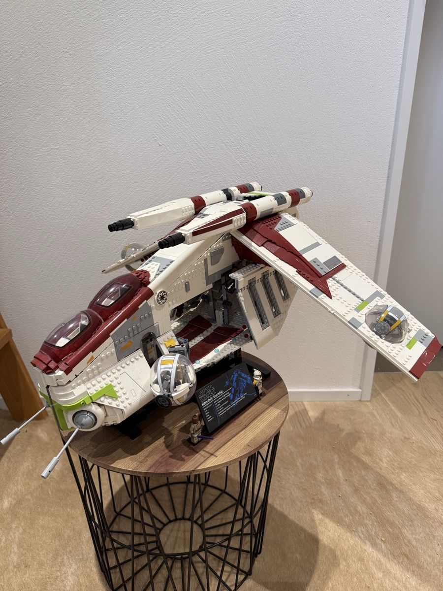 Lego Kit di costruzioni: Lego 75309 Republic Gunship – Usato da Huttwil venduto da flo_fg8h