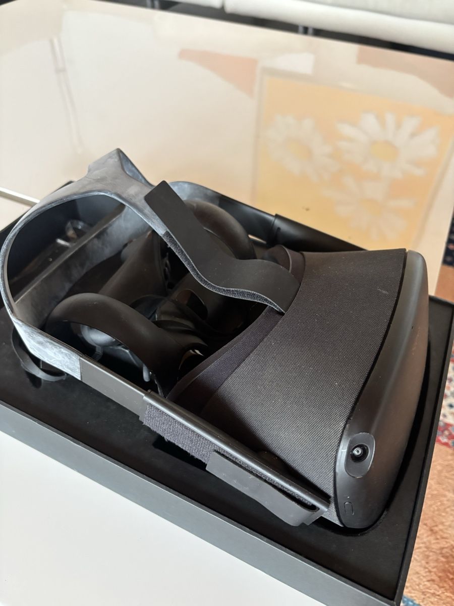 Casco VR: Oculus Quest 1 – Usato da Widen venduto da jul_tj2b