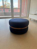 Runder Pouf / Hocker, dunkelblau mit Holzring