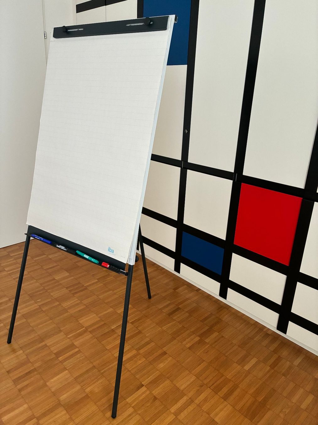 Sonstige Dekorationen & Accessoires: Flipchart Ständer mit Papierrollen – Neu (gemäss Beschreibung) aus Thalwil von figueres 1