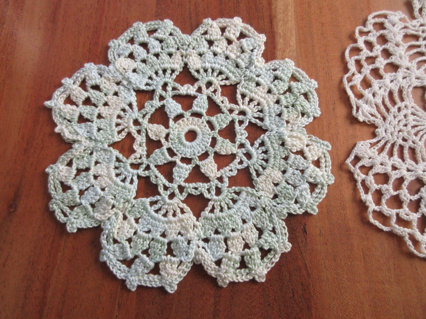 Sottobicchieri: 2 Hand made/Spitzendeckchen/gehäkelt Untersetzer/lacework! – Usato da Goldach venduto da mamakotzi 2