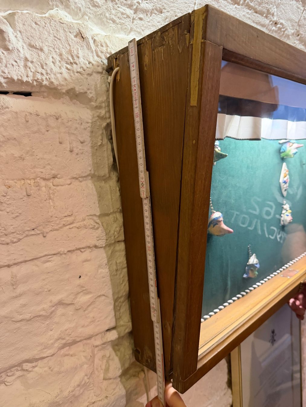 Vetrine: Holzvitrine mit Samtrückwand inkl Innenbeleuchtung – Usato da Oberwil BL venduto da Schubi770 2