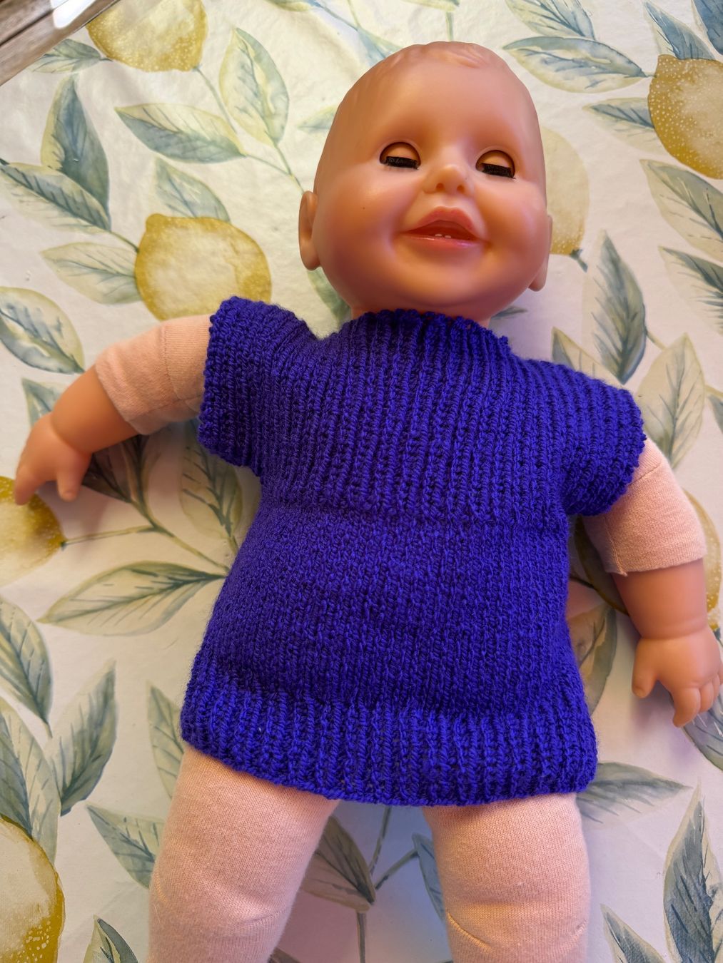 Poupées: Blauvioletter elastischer Strick Pullover, 17cm (40cm Puppe) – Neuf (Voir description) à Egg b. Zürich par Mogli93