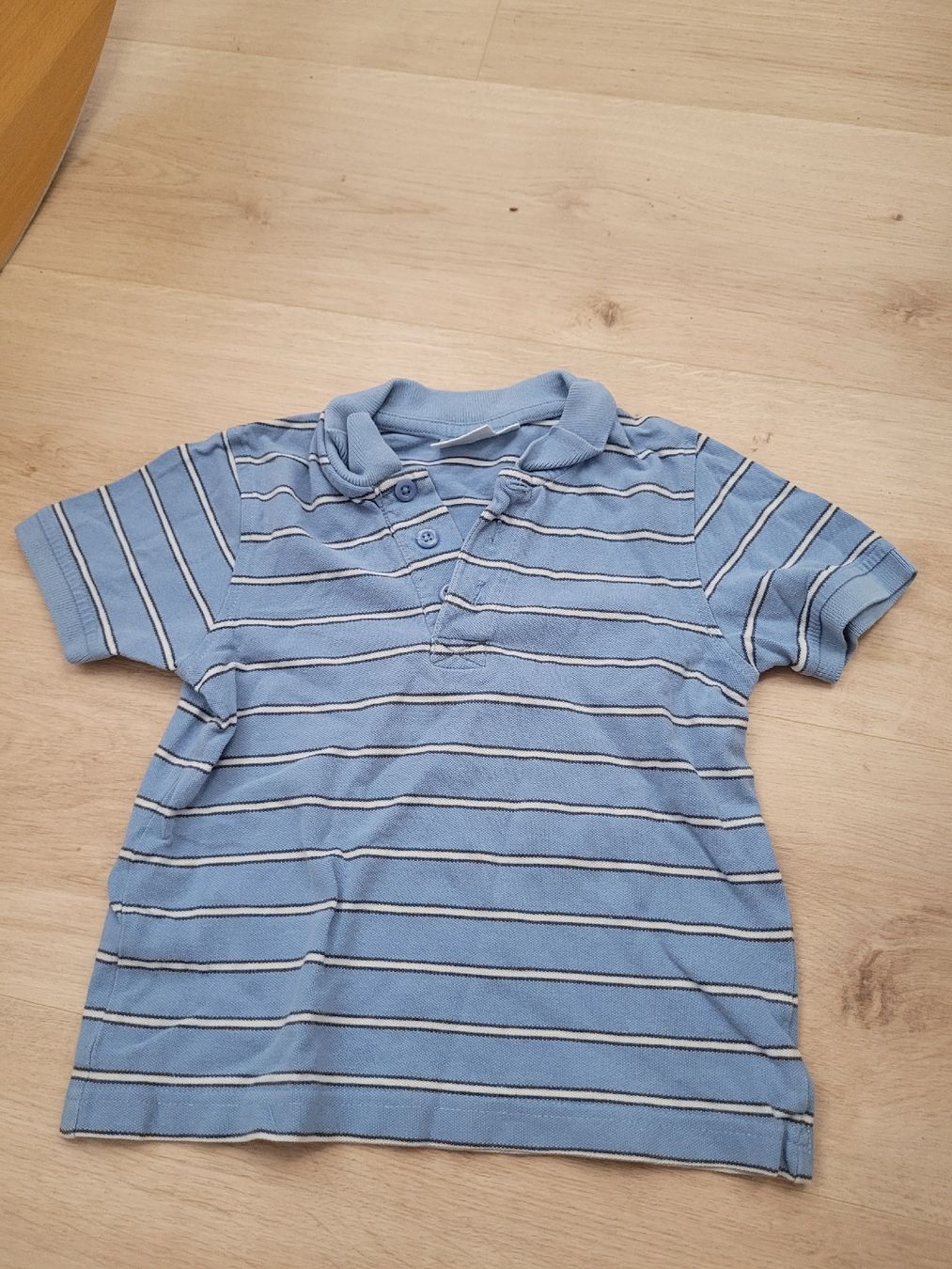 Hemden, T-Shirts & Polos: t-shirt Gr. 98/104 – Gebraucht aus Lupsingen von sta_wgg5