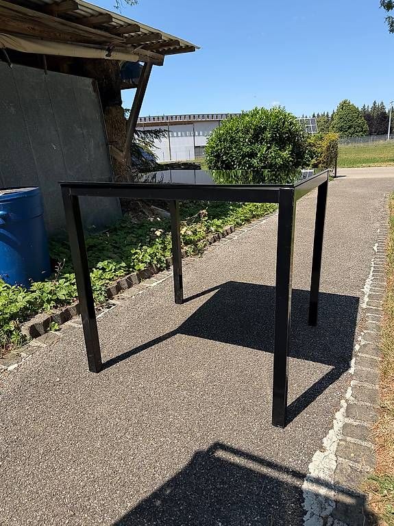 Tavoli: Table en verre noir 80x80x76 – Usato da le locle venduto da caryl 1