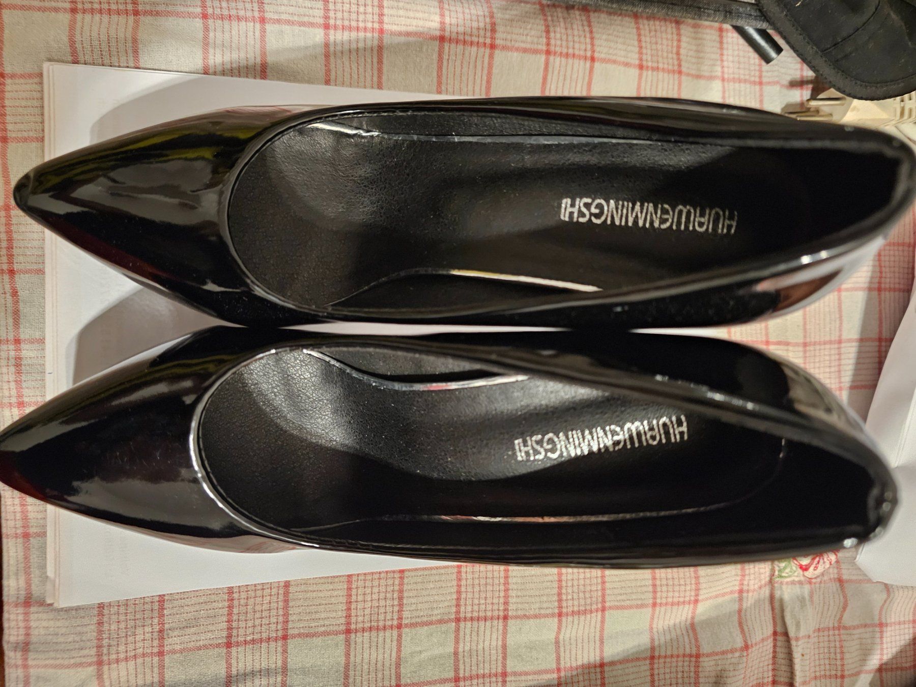 Scarpe da donna: Schwarze Lack Pumps, Grösse 40 – Usato da Niedergösgen venduto da and_zvh2