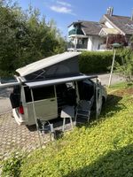 Campingbus mit Aufstelldach und Markise