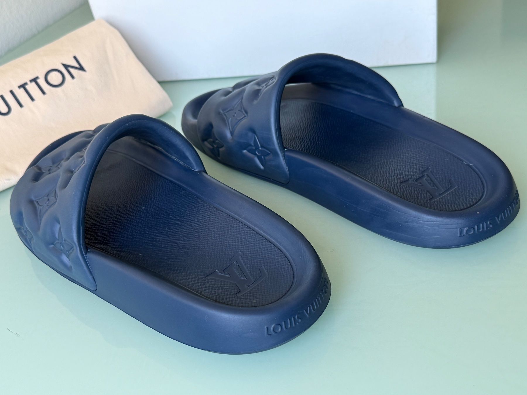 Louis Vuitton Scarpe da uomo: LOUIS VUITTON Waterfront Monogram Embossed Mule Slide 43.5 – Usato da Kreuzlingen venduto da kruezbiz 3