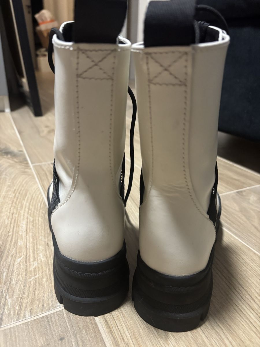 Ugg Scarpe da donna: Bottes de neige Ugg – Nuovo e nell'imballaggio originale da Chavannes-des-Bois venduto da por_bq5v 3