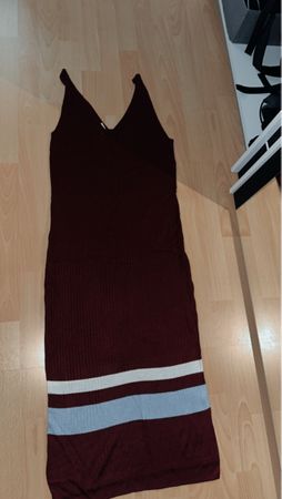 Robe bordeaux côtelée, taille M, col V