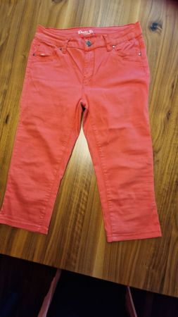 Lässige knielange Hose, Gr. 38, coralrot, neuwertig.