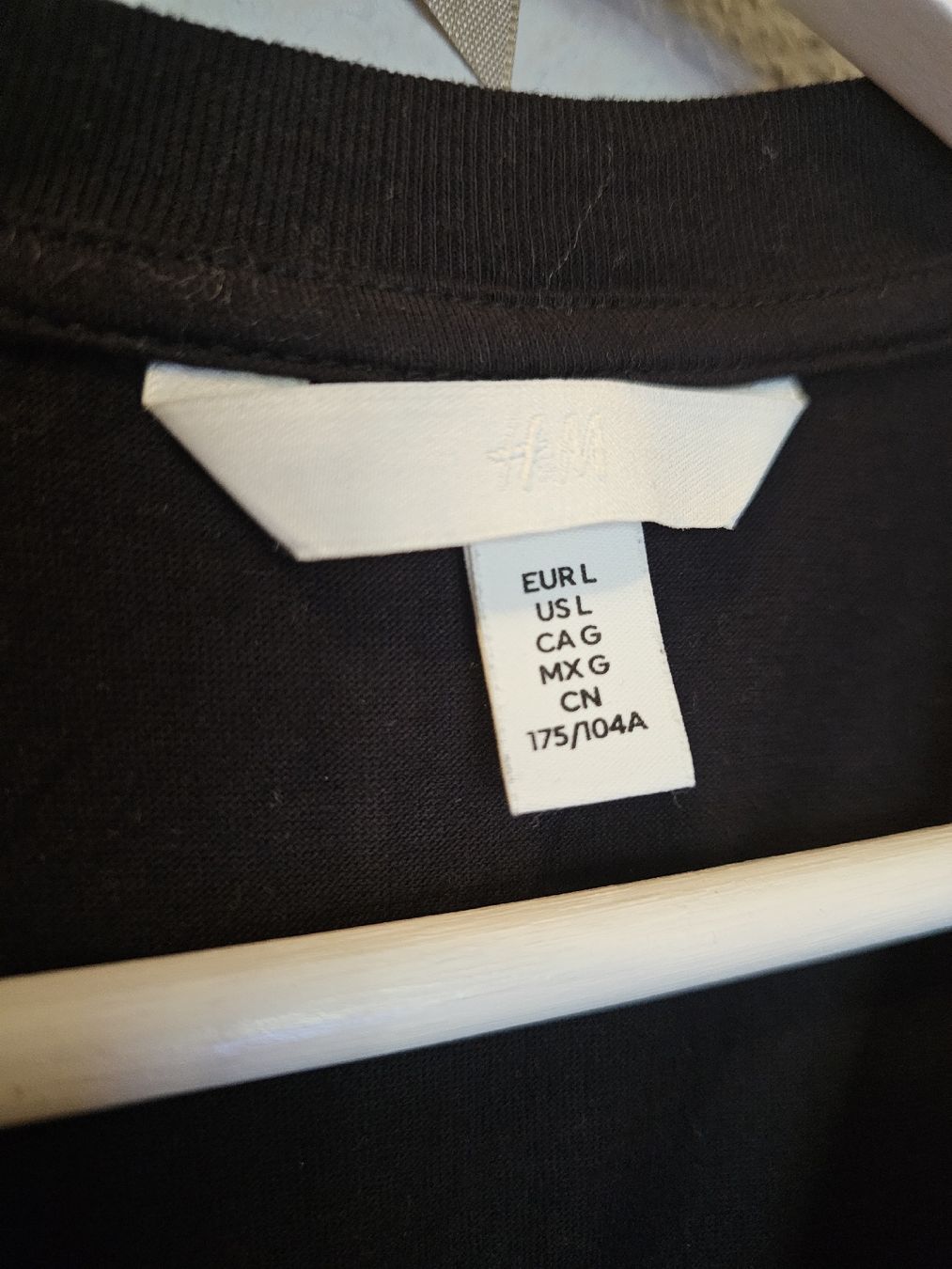 H&M T-shirt: T-Shirt H&M schwarz Grösse L mit gesticktem Schwan – Usato da Bern venduto da Oscarella 2