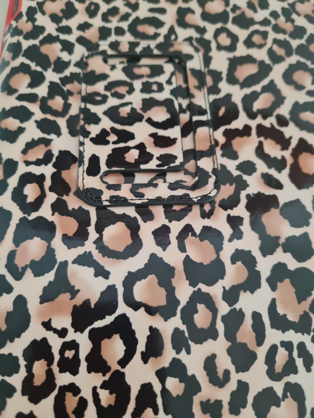Guess Cover & Protezioni schermo: iPAD HÜLLE CASE GUESS LEO MUSTER – Usato da Steg im Tösstal venduto da goldlionfree 3