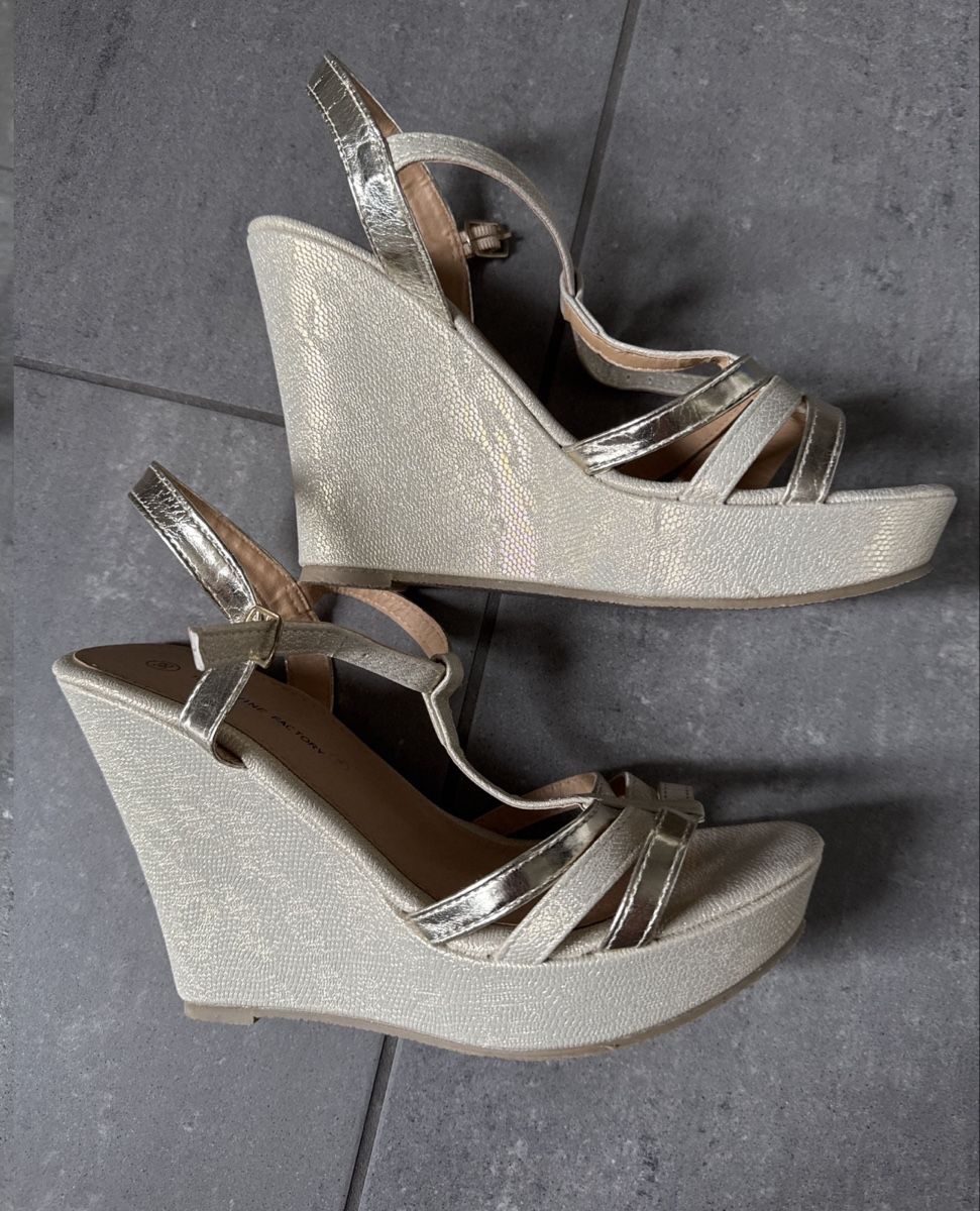 Scarpe da donna: Goldene Pumps – Nuovo (secondo la descrizione) da Bülach venduto da jes_s6yg 3