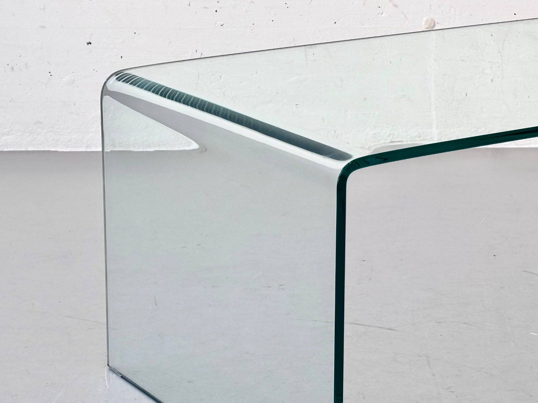 Tische: Minimalistischer Couchtisch aus gebogenem Glas – Gebraucht aus Zürich von LeMoege 2