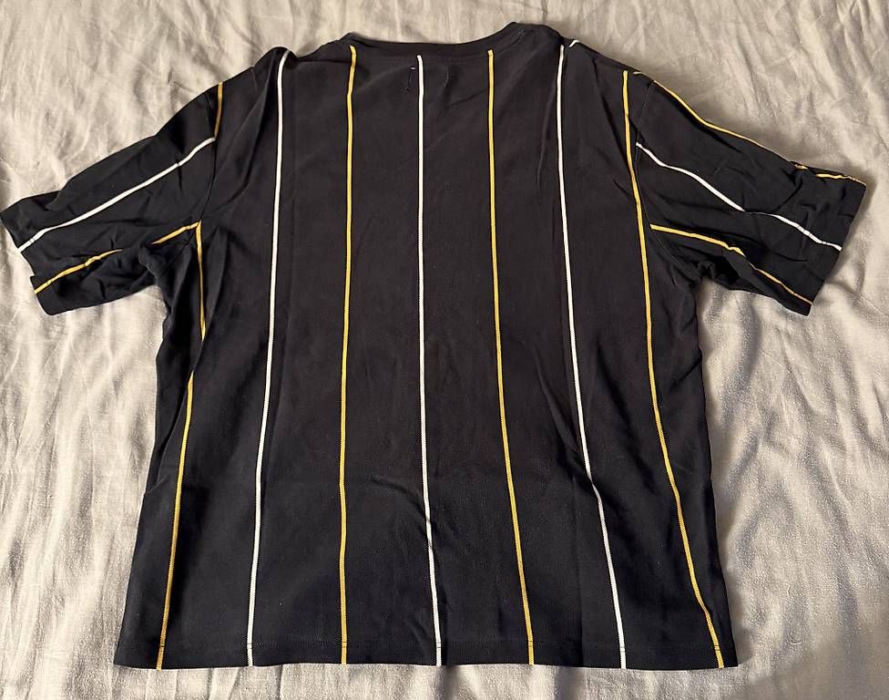 T-shirts: Schwarzes T-Shirt mit Streifen  – D'occasion à Wädenswil par dom_pz5d 3