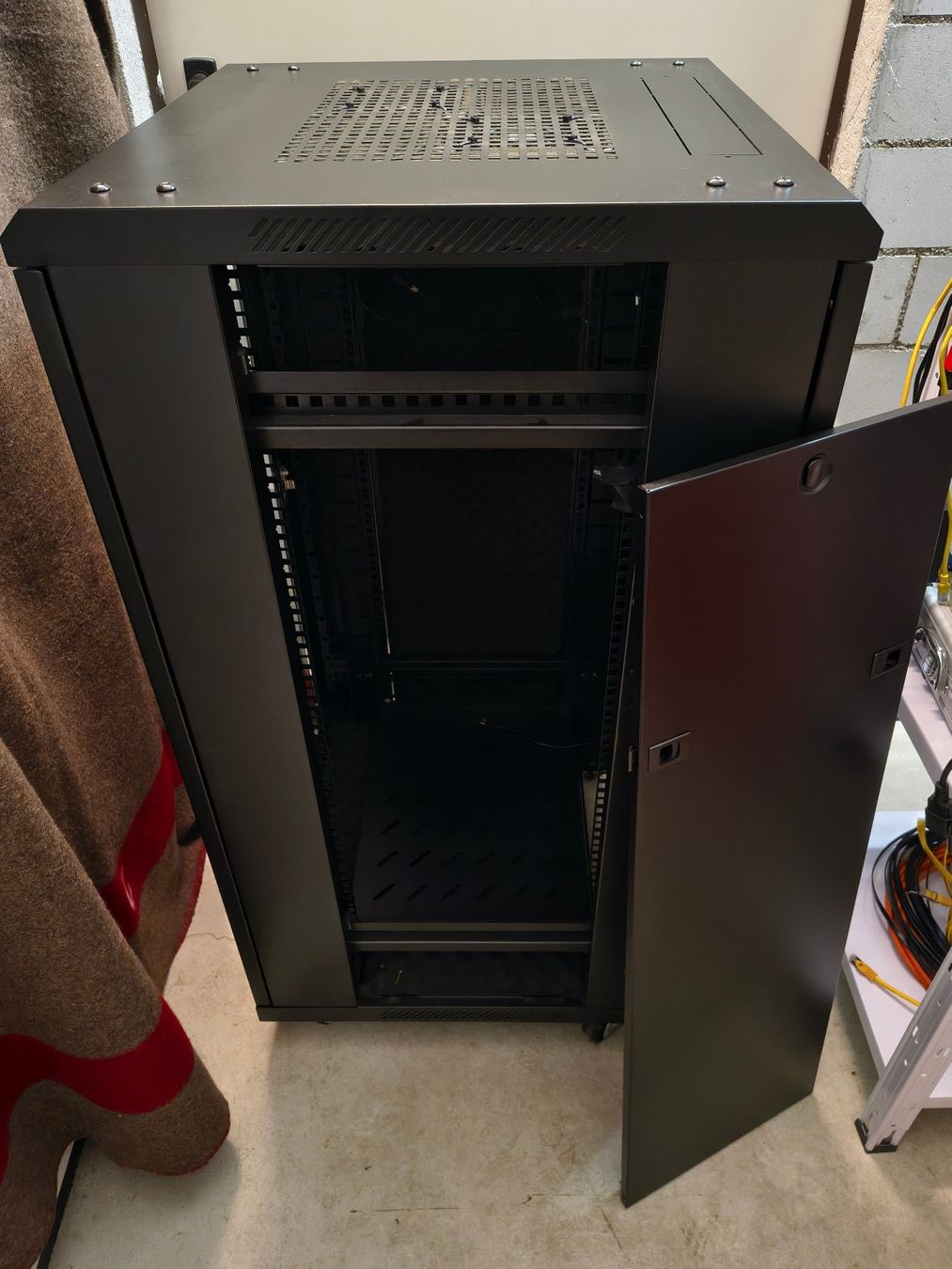 Racks & Cavalletti: Linkbasic Server- / Netzwerk- /Homelab-Rack 19" – Usato da Burg im Leimental venduto da Skorpyx 3