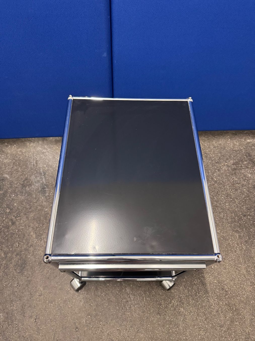 USM Banconi: USM Rollcontainer schwarz mit Schublade – Usato da Bern venduto da samryan 4