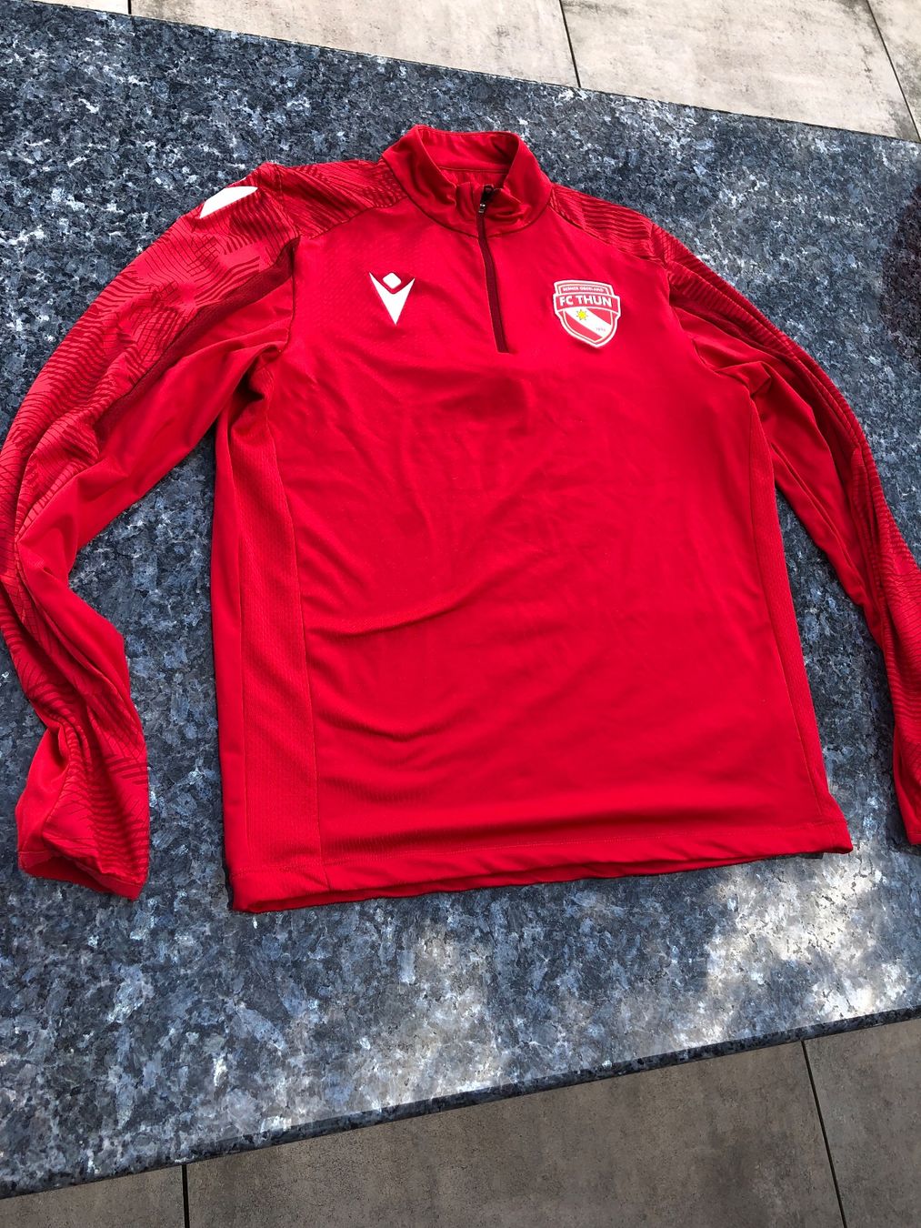 Maglioni & Felpe: Trainings Pullover FC Thun Grösse S – Usato da Herzogenbuchsee venduto da Feltre. 1