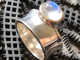 MONDSTEIN  Cabochon Goldfassung & Silberring  Grösse 59