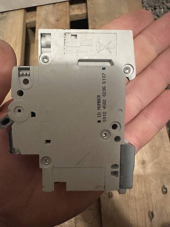 Alimentazione elettrica: Disjoncteur C13 – Usato da Renens venduto da lau_l6j6 2