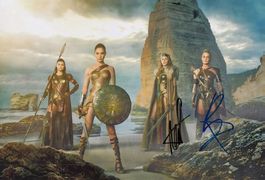 WONDER WOMAN TOP CAST / AUTOGRAMME