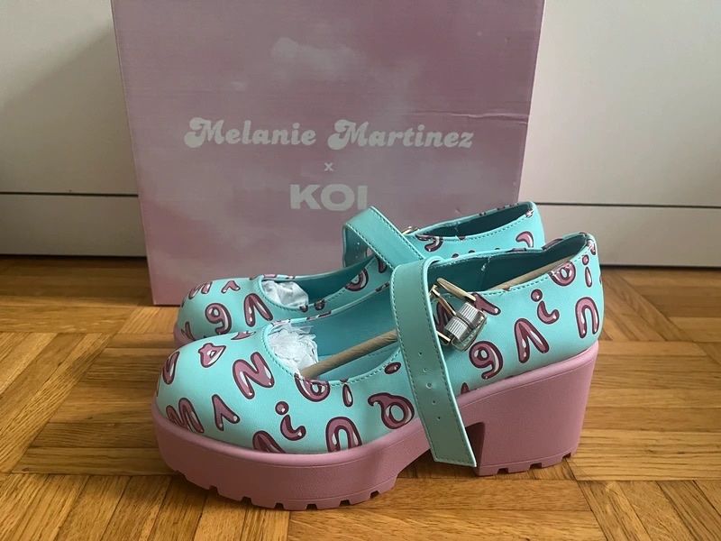 Damenschuhe: Chaussures Koi x Melanie Martinez – Neu und originalverpackt aus Onex von Mochiruu 1