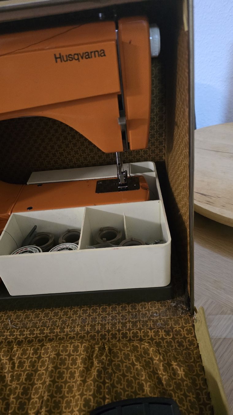 Husqvarna Machines à coudre: Machine à coudre Husqvana 2000  – Défectueux à Brügg BE par ame_gjp8 1