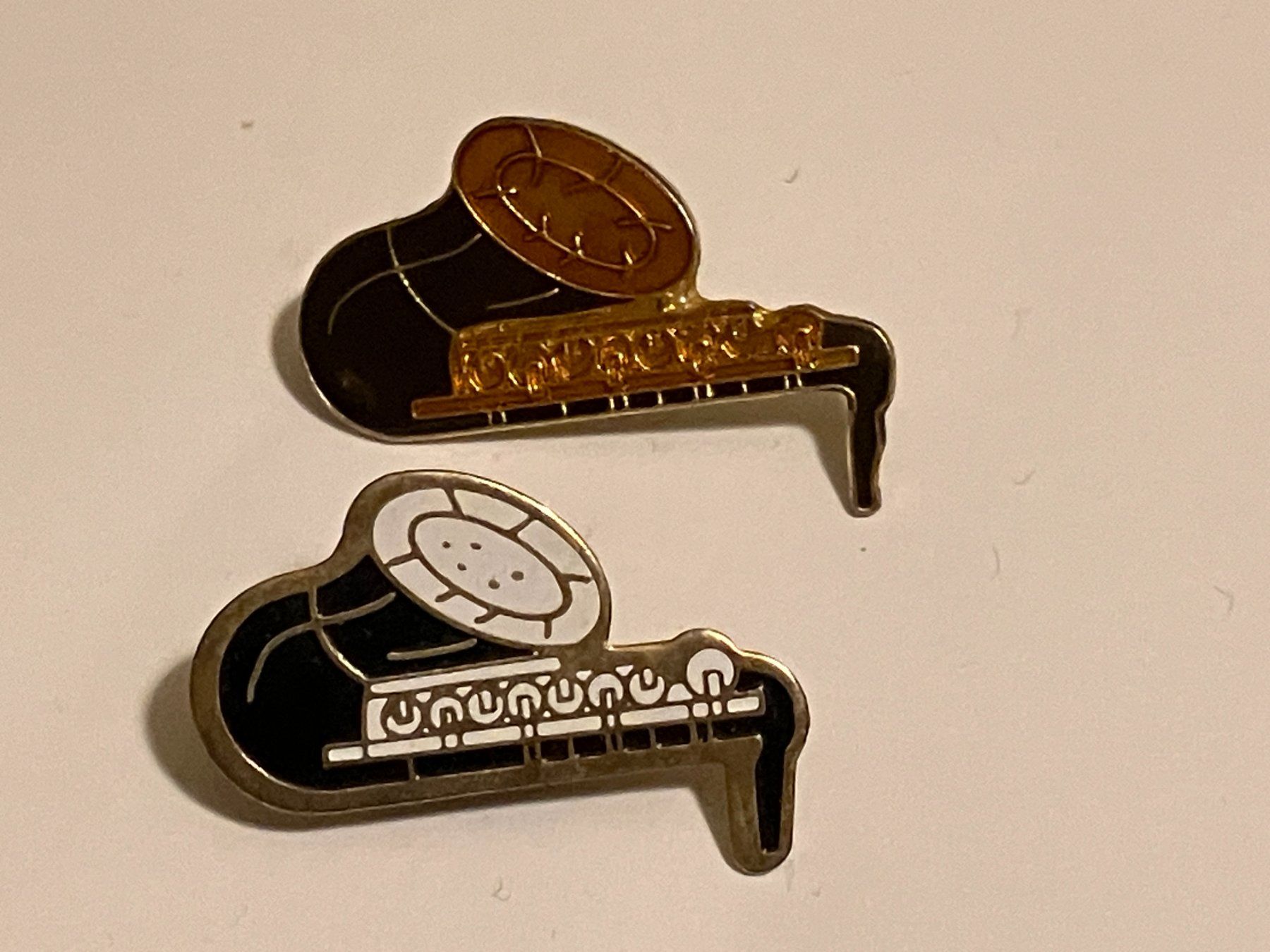 Placchette & Badge: 2 Pin Saxophon – Usato da Basel venduto da djwwpp